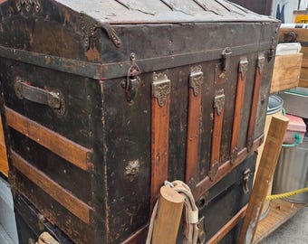 Antieke Victoriaanse Camel Back Steamer Kofferbak Jaren 1880 Reliëf Metaal Houten Lat Steampunk Opbergkist Salontafel