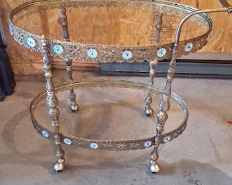 Vintage italienischer Messing Barwagen 1960er Jahre Hollywood Regency verzierten Rollwagen Glasregale Emaille Blumenmedaillons 2-stöckig