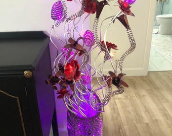 Vintage stijl metalen bloemenvaas vloerlamp kleur veranderende LED verlichte botanische draad sculptuur staand accentlicht rood paars