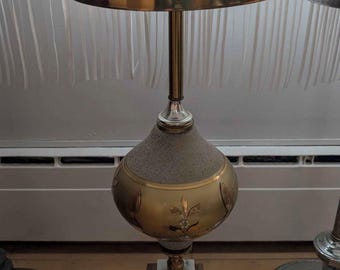 Stojak na popielniczkę w stylu vintage Hollywood Regency z mosiądzu, ozdobny stojak na papierosy w stylu mid-century gold, bursztynowe szkło, wstawka z marmuru