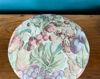 Vintage runder Gobelin-Fußhocker mit Fruchtmuster, 3 Kugelfüße, 30 cm Durchmesser, schick