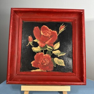 Par de láminas cuadradas de rosas en blanco y negro con marcos de madera pintados de rojo de 12x12 pulgadas.