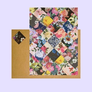 Puede incluir: Una tarjeta de felicitación con un diseño de patchwork de varios patrones florales en tonos rosa, amarillo, azul y verde sobre un sobre marrón. Un pequeño acento floral cuadrado está en la esquina superior izquierda. El texto blank inside aparece abajo.