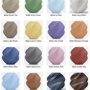 Pode incluir: Uma cole&ccedil;&atilde;o de vasos decorativos em v&aacute;rias cores, incluindo bege deserto, verde grama, azul gelo e branco marfim. Cada vaso tem um design espiral &uacute;nico e um acabamento fosco. Outras cores incluem castanho, amarelo, roxo, laranja, cinza, rosa, vermelho e met&aacute;lico.