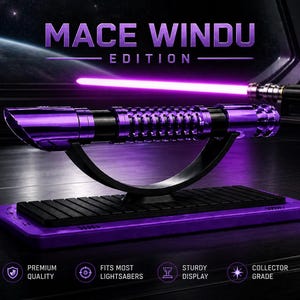 Pode incluir: Um sabre de luz roxo com uma empunhadura preta e uma l&acirc;mina roxa brilhante, exibido em um suporte preto. O texto "Mace Windu Edition" est&aacute; acima do sabre de luz. A tela tamb&eacute;m inclui um sabre de luz preto e dourado.