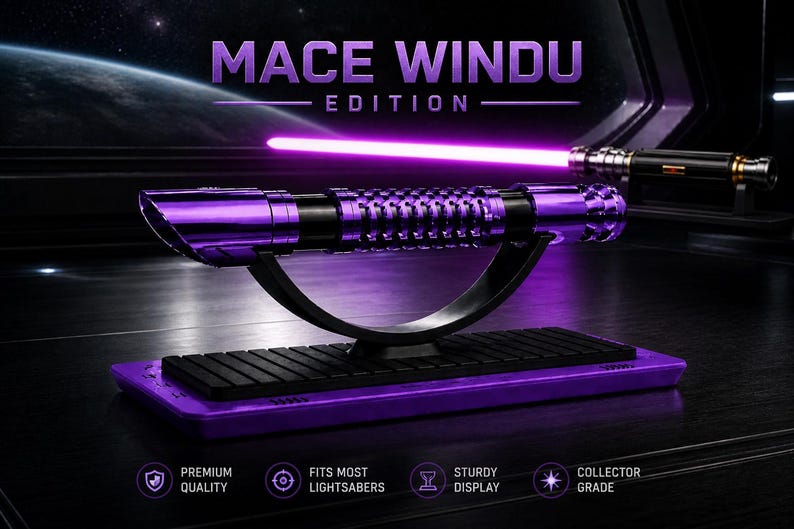 Pode incluir: Um sabre de luz roxo com uma empunhadura preta e uma l&acirc;mina roxa brilhante, exibido em um suporte preto. O texto "Mace Windu Edition" est&aacute; acima do sabre de luz. A tela tamb&eacute;m inclui um sabre de luz preto e dourado.