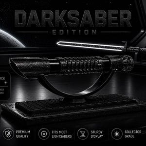 Pode incluir: Um sabre de luz Darksaber Edition preto com um acabamento met&aacute;lico preto premium, exibido em um suporte preto. A imagem inclui texto que diz "Premium Quality", "Fits Most Lightsabers", "Sturdy Display" e "Collector Grade".