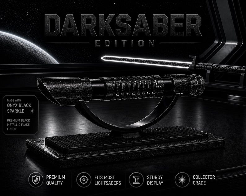 Pode incluir: Um sabre de luz Darksaber Edition preto com um acabamento met&aacute;lico preto premium, exibido em um suporte preto. A imagem inclui texto que diz "Premium Quality", "Fits Most Lightsabers", "Sturdy Display" e "Collector Grade".