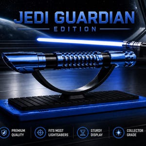 Pode incluir: Um sabre de luz azul com uma pega preta repousa sobre um suporte preto, colocado numa base azul. As palavras "Jedi Guardian Edition" est&atilde;o no topo. Um segundo sabre de luz est&aacute; no fundo. A imagem tamb&eacute;m inclui &iacute;cones e texto.
