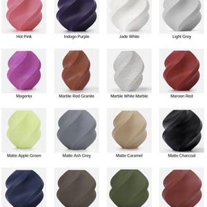 Pode incluir: Uma cole&ccedil;&atilde;o de vasos decorativos em v&aacute;rias cores, incluindo rosa choque, roxo &iacute;ndigo, branco jade e cinza claro. Outras cores incluem magenta, granito vermelho m&aacute;rmore e verde ma&ccedil;&atilde; fosco. Cada vaso tem um design &uacute;nico e ondulado.