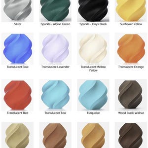 Pode incluir: Uma cole&ccedil;&atilde;o de objetos decorativos em espiral em v&aacute;rias cores e materiais. As cores incluem prata, verde, preto, amarelo, azul, lavanda, laranja, vermelho, verde-azulado e turquesa. Materiais: madeira e op&ccedil;&otilde;es transl&uacute;cidas. Cada objeto tem um design &uacute;nico.