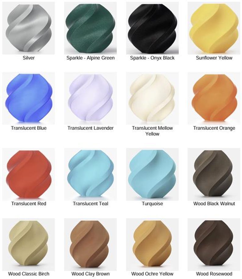 Pode incluir: Uma cole&ccedil;&atilde;o de objetos decorativos em espiral em v&aacute;rias cores e materiais. As cores incluem prata, verde, preto, amarelo, azul, lavanda, laranja, vermelho, verde-azulado e turquesa. Materiais: madeira e op&ccedil;&otilde;es transl&uacute;cidas. Cada objeto tem um design &uacute;nico.