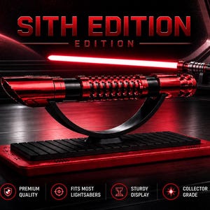 Pode incluir: Um sabre de luz vermelho e preto com uma l&acirc;mina vermelha brilhante, exibido em um suporte preto. As palavras "Sith Edition" est&atilde;o no topo. A base &eacute; vermelha com uma plataforma preta. A imagem tamb&eacute;m inclui as palavras "Premium Quality", "Fits Most Lightsabers", "Sturdy Display" e "Collector Grade".