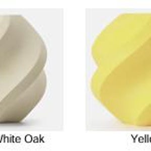 Pode incluir: Dois vasos decorativos com um design torcido. Um &eacute; branco sujo e rotulado como "Wood White Oak". O outro &eacute; amarelo brilhante e rotulado como "Yellow". Ambos os vasos t&ecirc;m uma superf&iacute;cie lisa e curva e uma forma &uacute;nica e moderna.