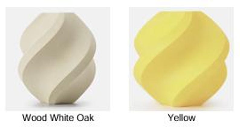 Pode incluir: Dois vasos decorativos com um design torcido. Um &eacute; branco sujo e rotulado como "Wood White Oak". O outro &eacute; amarelo brilhante e rotulado como "Yellow". Ambos os vasos t&ecirc;m uma superf&iacute;cie lisa e curva e uma forma &uacute;nica e moderna.