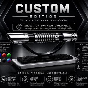 Pode incluir: Um sabre de luz personalizado em prata e preto, exibido em um suporte preto. A imagem inclui o texto "Custom Edition" e "Escolha sua pr&oacute;pria combina&ccedil;&atilde;o de cores". Este item de colecionador &eacute; feito com materiais de alta qualidade.