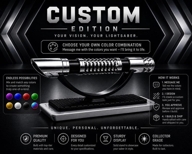 Pode incluir: Um sabre de luz personalizado em prata e preto, exibido em um suporte preto. A imagem inclui o texto "Custom Edition" e "Escolha sua pr&oacute;pria combina&ccedil;&atilde;o de cores". Este item de colecionador &eacute; feito com materiais de alta qualidade.