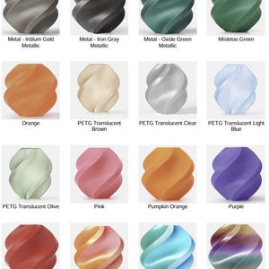 Pode incluir: Uma cole&ccedil;&atilde;o de vasos decorativos com design espiralado em v&aacute;rias cores, incluindo dourado met&aacute;lico, cinza ferro, verde, laranja, rosa e roxo. Cada vaso tem um design texturizado &uacute;nico e &eacute; rotulado com o nome da cor.