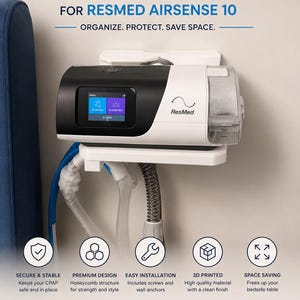 Puede incluir: Un estante de pared blanco para un dispositivo CPAP ResMed AirSense 10. El estante cuenta con una superficie plana para el dispositivo e incluye el texto: WALL MOUNT SHELF FOR RESMED AIRSENSE 10, ORGANIZE. PROTECT. SAVE SPACE. SECURE & STABLE, PREMIUM DESIGN, EASY INSTALLATION, 3D PRINTED, SPACE SAVING, MADE IN PORTUGAL, COMPATIBLE WITH ResMed AirSense 10.