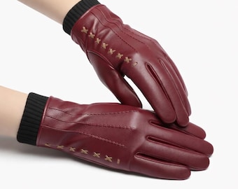 Luvas de inverno femininas em couro vermelho, com punho de malha e dedos inteiros em pele de cordeiro.