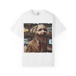 以下が含まれることがあります： スーツとネクタイを着た犬がコンピューターモニターを背景にしている、面白いイメージの白いTシャツ。犬は幸せそうな表情をしています。Tシャツはクルーネックです。