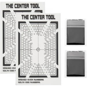 Op de afbeelding: Twee witte en zwarte "THE CENTER TOOL" uitlijngereedschappen met concentrische vierkante patronen en nummer markeringen. De tekst "DASHED=EVEN NUMBERS" en "SOLIN=000 NUMBERS" is zichtbaar. Twee verzegelde, donkergrijze verpakkingen staan ook op de afbeelding.