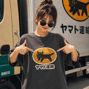 Japan 90er Jahre Retro Y2K UNISEX T-Shirt Vintage Schwarze Katze Yamato TRANSPORT (4,6oz leichtes Material)