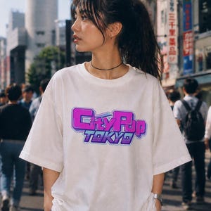 Japan jaren 90 retro Y2K unisex T-shirt "City Pop Tokyo" Japan modern retro T-shirt (100% Amerikaans katoen) afbeelding 2