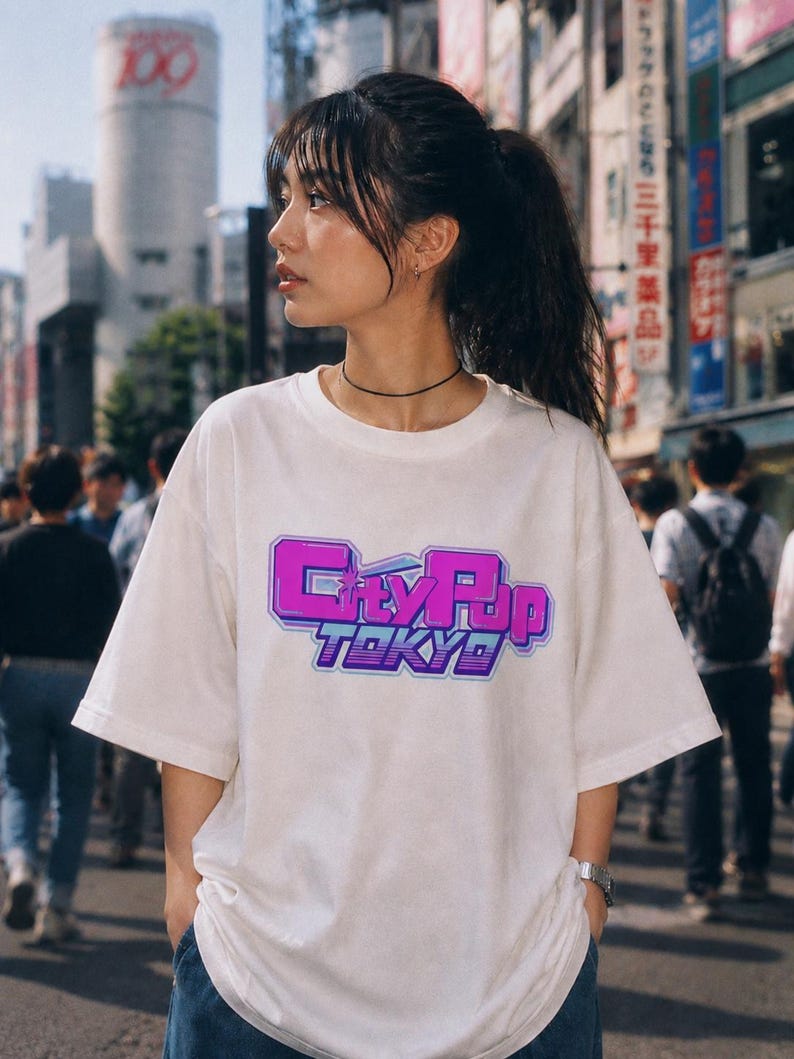 Japan jaren 90 retro Y2K unisex T-shirt "City Pop Tokyo" Japan modern retro T-shirt (100% Amerikaans katoen) afbeelding 2