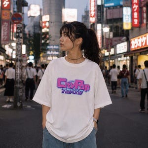 Japan jaren 90 retro Y2K unisex T-shirt "City Pop Tokyo" Japan modern retro T-shirt (100% Amerikaans katoen) afbeelding 3