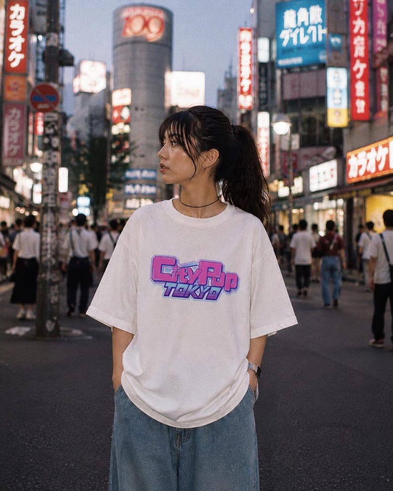 Japan jaren 90 retro Y2K unisex T-shirt "City Pop Tokyo" Japan modern retro T-shirt (100% Amerikaans katoen) afbeelding 3