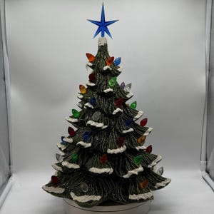 Vintage 13 inch keramische kerstboomversiering met sneeuwvlokken en gedraaide ornamenten, zonder voet/lichtbron.