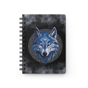 Spiralnotizbuch „Blauer mystischer Wolf“ | Tagebuch mit Wolfskopf, himmlisches Runendesign