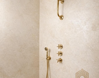 System natryskowy z mosiądzu nielakierowanego – okrągła głowica prysznica ręcznego z zakrzywionym ramieniem