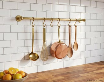 Nielakierowana mosiężna szyna na garnki – skręcony stojak na pręty z haczykami w kształcie litery S