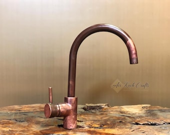 Antyczny brązowy kran kuchenny, obrotowy kran z litego mosiądzu, zabytkowy mosiężny kran zlewozmywakowy, jednootworowy kran barowy montowany na blacie, ręcznie robiony w Maroku
