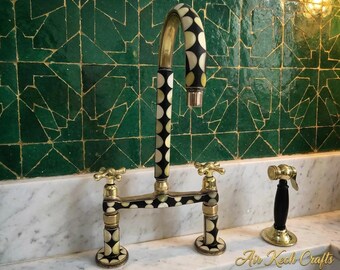 Marokański kran z mosiężnym mostkiem – kran kuchenny z żywicy w kolorze kości słoniowej