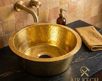 Nielakierowana mosiężna umywalka – okrągła, młotkowana umywalka wpuszczana w blat