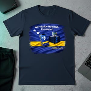 Op de afbeelding: Marineblauw T-shirt met een grafisch ontwerp. Het ontwerp bevat de tekst "Worldwide Homelab Connected" en het woord "CURACAO". Het heeft een smartphone met een Wi-Fi-symbool, een computer en een vlag.