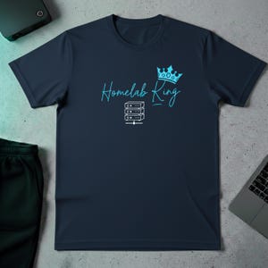 ホームラボキングTシャツ｜サーバーラック技術オタクTシャツ｜DevOpsシステム管理者へのギフト