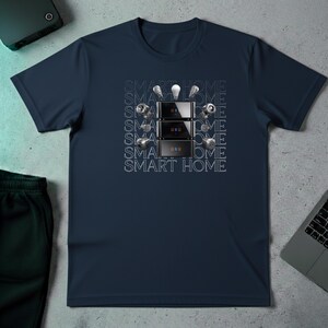 Puede incluir: Camiseta azul marino con un diseño gráfico que repite las palabras "SMART HOME" verticalmente. El diseño incluye ilustraciones de dispositivos domésticos inteligentes como bombillas y paneles de control.