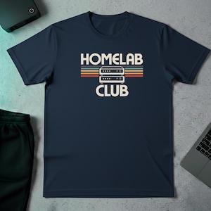 Koszulka Retro Homelab Mini PC | Koszulka z własnym serwerem hostingowym | Koszulka z prezentem dla nerda technologicznego