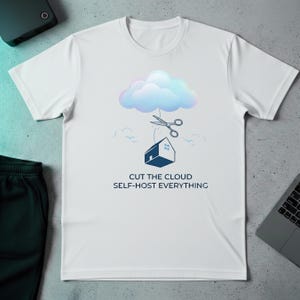 Pode incluir: Camiseta branca com um gráfico de uma nuvem, tesouras e uma casa. O texto "CUT THE CLOUD SELF-HOST EVERYTHING" é impresso abaixo da casa. O design é em tons de azul e branco.