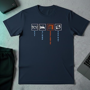 Peut inclure: T-shirt bleu marine avec un motif blanc et orange. Le motif comprend les mots "EAT, SLEEP, HOMELABBING, REPEAT" avec des icônes correspondantes : une fourchette et un couteau, un lit, une pile de serveurs et un symbole de recyclage.