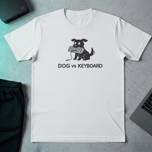 Hund vs Keyboard T-Shirt | Lustiges Tech Hund Shirt Programmierer Humor Tee