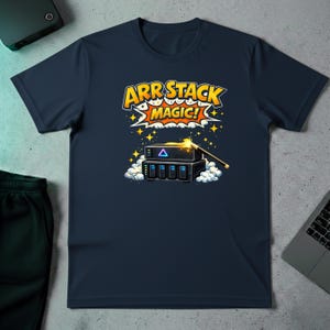 Op de afbeelding: Marineblauw T-shirt met de tekst "ARR STACK MAGIC!" in geel en oranje. De afbeelding toont een cartoon server stack met een toverstaf en sterren.