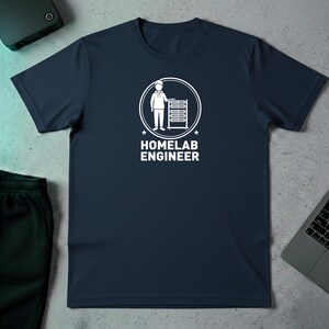 ホームラボエンジニアTシャツ、ネイビーサーバーラックグラフィックTシャツ、セルフホストシステム管理者トップス、面白いテクノロジーオタク男性ギフト、ITプロギークパパ誕生日プレゼント