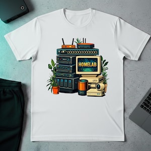 Op de afbeelding: Wit T-shirt met een kleurrijke illustratie van een stapel computerservers, routers en een monitor met de tekst "HOMELAB". Het ontwerp bevat potplanten en een projector, waardoor een technisch thema ontstaat.