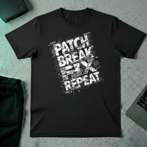 Könnte beinhalten: Schwarzes T-Shirt mit dem weißen Text "PATCH BREAK FIX REPEAT" in einem von Technik inspirierten Design. Der Text ist vertikal und diagonal angeordnet. Das kurzärmelige T-Shirt ist aus weichem Material.