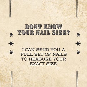 以下が含まれることがあります： 黒いテキストと装飾的なロープのボーダーが付いたタン色の背景。テキストは「DONT KNOW YOUR NAIL SIZE？I CAN SEND YOU A FULL SET OF NAILS TO MEASURE YOUR EXACT SIZE！」と書かれています。